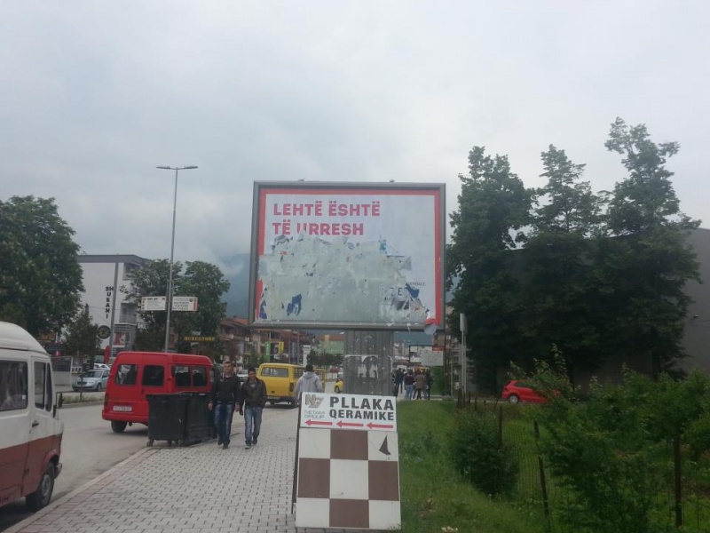 Уништени билбордите за поддршка на ЛГБТ во Тетово image