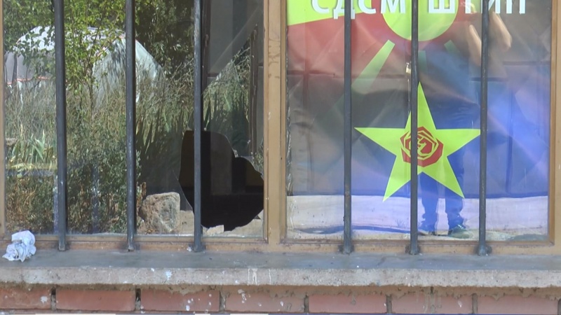 Искршени прозорци на штаб на СДСМ во Штип image